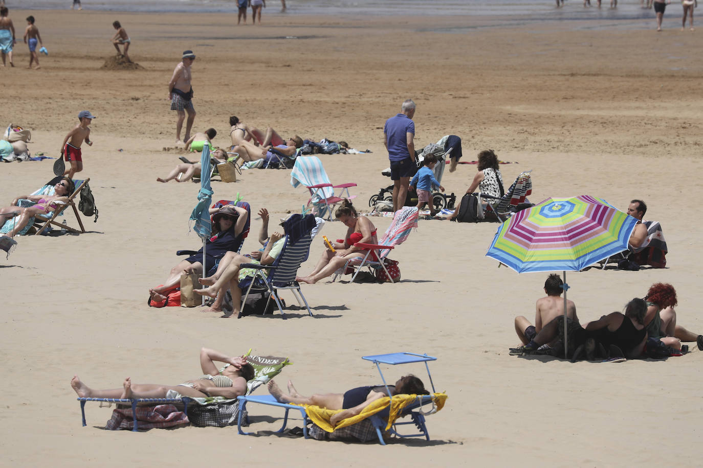 El ha animado a los asturianos a llenar playas y paseos. Por ejemplo, el arenal gijonés de San Lorenzo lucía a rebosar a primera hora de la tarde de este sábado. Pero la situación podrá cambiar drásticamente de cara al domingo, cuando la Agencia Estatal de Meteorología (Aemet) ha lanzado un aviso por la llegada de intensas precipitaciones y granizo a algunas partes de la región 