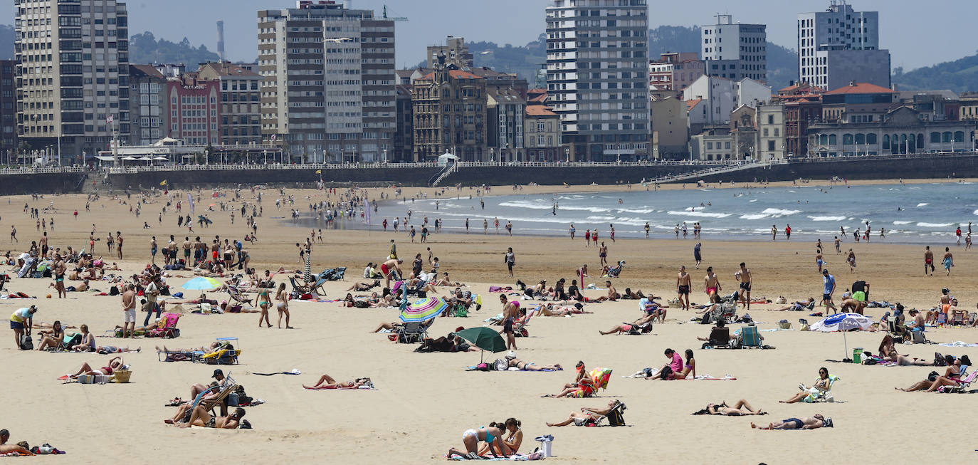 El ha animado a los asturianos a llenar playas y paseos. Por ejemplo, el arenal gijonés de San Lorenzo lucía a rebosar a primera hora de la tarde de este sábado. Pero la situación podrá cambiar drásticamente de cara al domingo, cuando la Agencia Estatal de Meteorología (Aemet) ha lanzado un aviso por la llegada de intensas precipitaciones y granizo a algunas partes de la región 