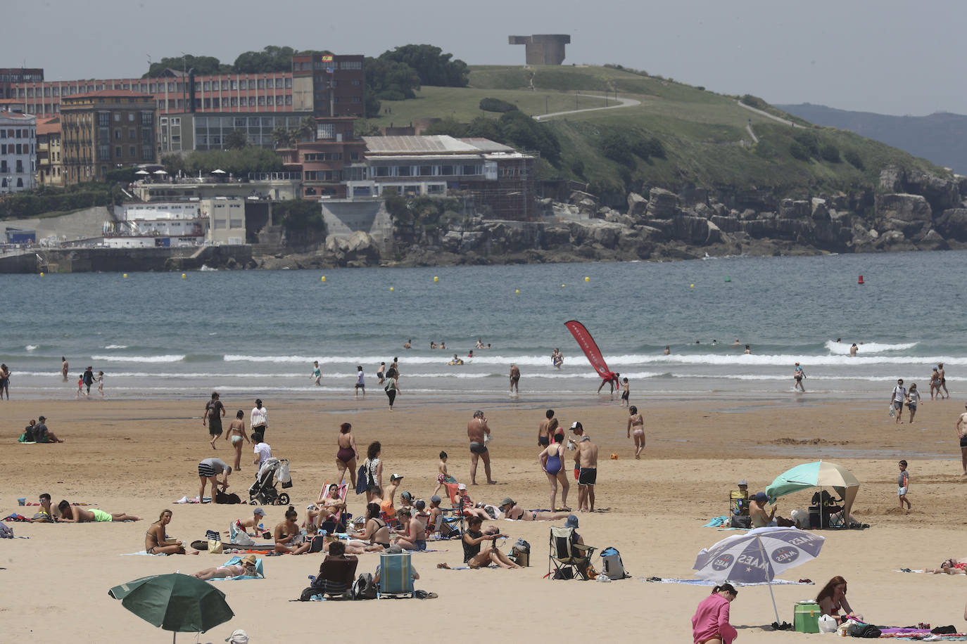 El ha animado a los asturianos a llenar playas y paseos. Por ejemplo, el arenal gijonés de San Lorenzo lucía a rebosar a primera hora de la tarde de este sábado. Pero la situación podrá cambiar drásticamente de cara al domingo, cuando la Agencia Estatal de Meteorología (Aemet) ha lanzado un aviso por la llegada de intensas precipitaciones y granizo a algunas partes de la región 