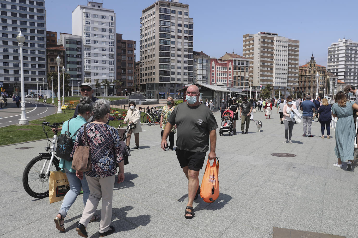 El ha animado a los asturianos a llenar playas y paseos. Por ejemplo, el arenal gijonés de San Lorenzo lucía a rebosar a primera hora de la tarde de este sábado. Pero la situación podrá cambiar drásticamente de cara al domingo, cuando la Agencia Estatal de Meteorología (Aemet) ha lanzado un aviso por la llegada de intensas precipitaciones y granizo a algunas partes de la región 