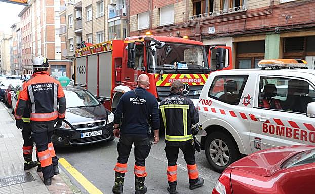 Fallece una mujer al precipitarse a un patio de luces en Gijón