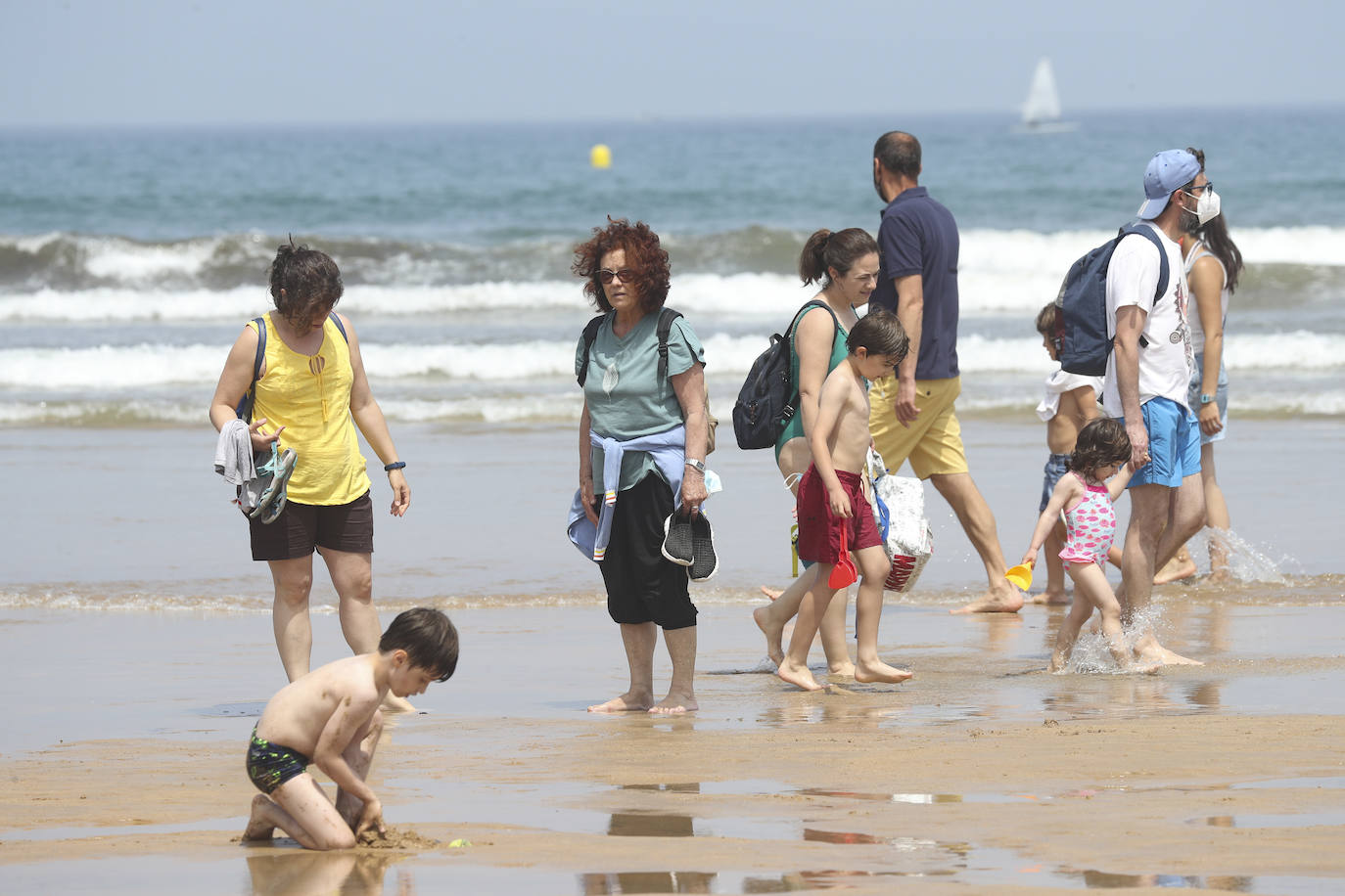 Asturias ha vivido una calurosa mañana de domingo, con temperaturas que han rozado los 30 grados en algunos puntos de la región; una situación que podrá cambiar drásticamente de cara a las últimas horas del día. Por eso muchas personas han querido aprovechar las últimas horas de buen tiempo y han llenado playas y terrazas. Ya por la tarde la intensa niebla se ha adentrado en el Principado, que terminó por disuadir a los bañistas. 