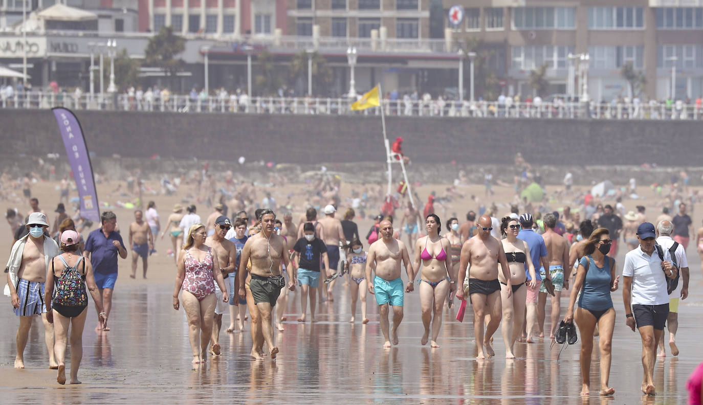 Asturias ha vivido una calurosa mañana de domingo, con temperaturas que han rozado los 30 grados en algunos puntos de la región; una situación que podrá cambiar drásticamente de cara a las últimas horas del día. Por eso muchas personas han querido aprovechar las últimas horas de buen tiempo y han llenado playas y terrazas. Ya por la tarde la intensa niebla se ha adentrado en el Principado, que terminó por disuadir a los bañistas. 