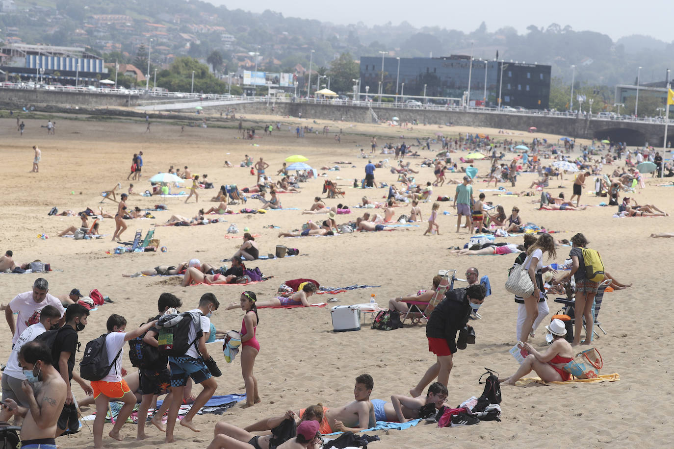 Asturias ha vivido una calurosa mañana de domingo, con temperaturas que han rozado los 30 grados en algunos puntos de la región; una situación que podrá cambiar drásticamente de cara a las últimas horas del día. Por eso muchas personas han querido aprovechar las últimas horas de buen tiempo y han llenado playas y terrazas. Ya por la tarde la intensa niebla se ha adentrado en el Principado, que terminó por disuadir a los bañistas. 