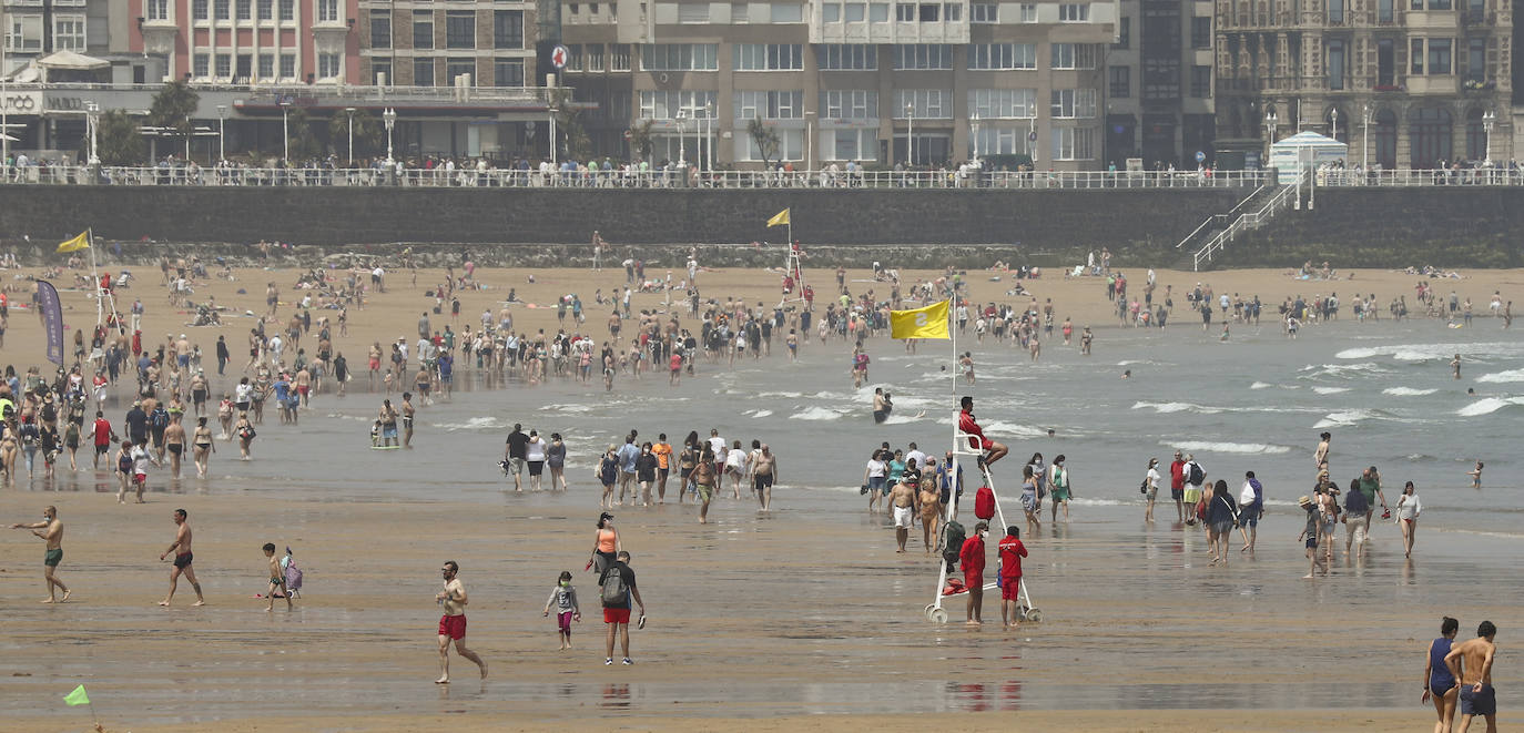 Asturias ha vivido una calurosa mañana de domingo, con temperaturas que han rozado los 30 grados en algunos puntos de la región; una situación que podrá cambiar drásticamente de cara a las últimas horas del día. Por eso muchas personas han querido aprovechar las últimas horas de buen tiempo y han llenado playas y terrazas. Ya por la tarde la intensa niebla se ha adentrado en el Principado, que terminó por disuadir a los bañistas. 