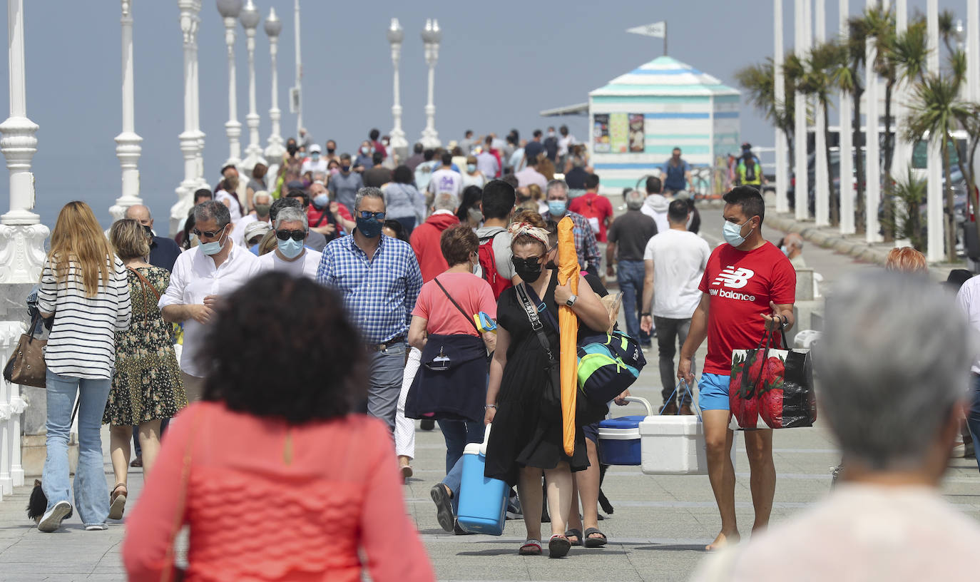 Asturias ha vivido una calurosa mañana de domingo, con temperaturas que han rozado los 30 grados en algunos puntos de la región; una situación que podrá cambiar drásticamente de cara a las últimas horas del día. Por eso muchas personas han querido aprovechar las últimas horas de buen tiempo y han llenado playas y terrazas. Ya por la tarde la intensa niebla se ha adentrado en el Principado, que terminó por disuadir a los bañistas. 