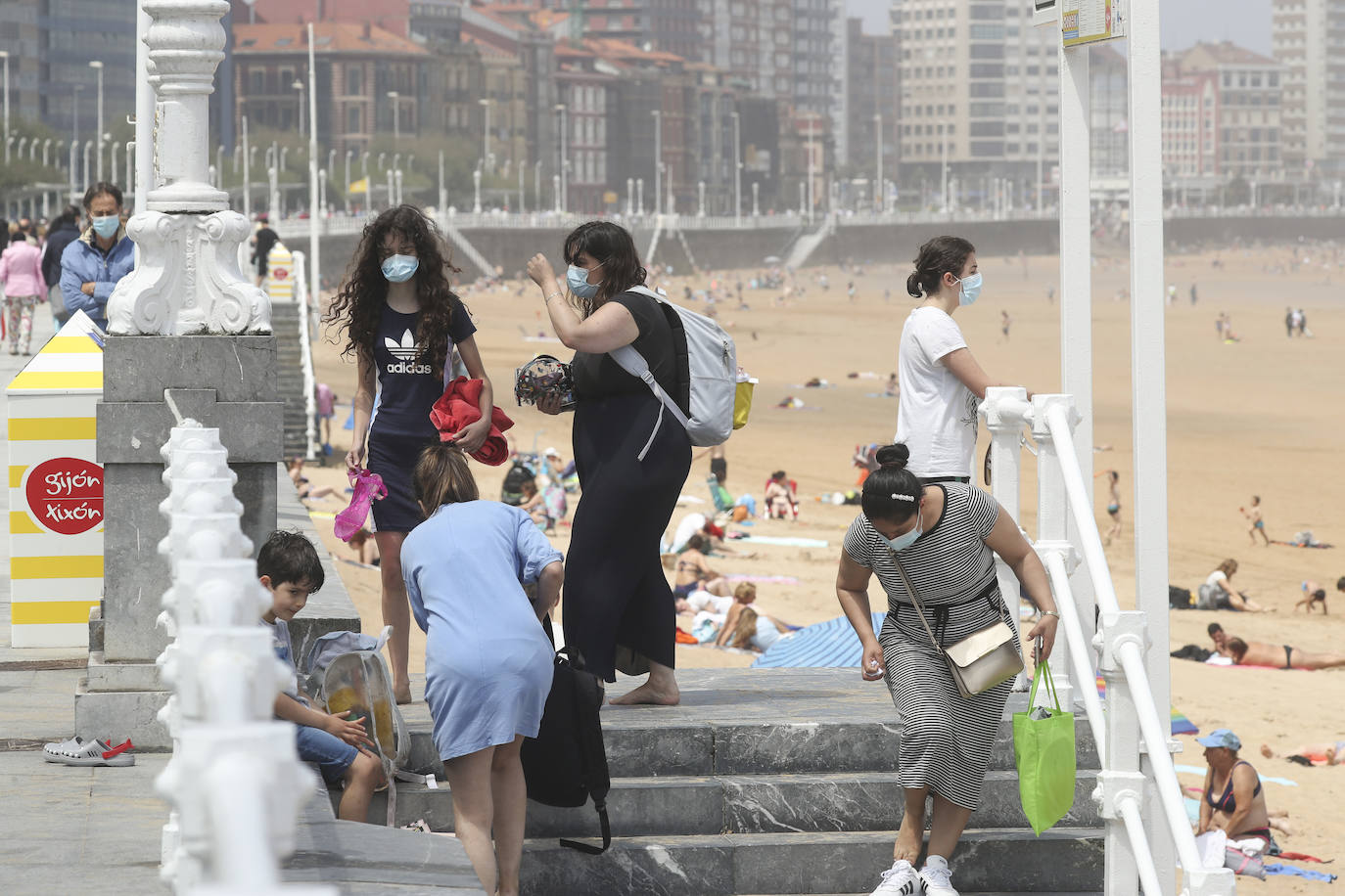 Asturias ha vivido una calurosa mañana de domingo, con temperaturas que han rozado los 30 grados en algunos puntos de la región; una situación que podrá cambiar drásticamente de cara a las últimas horas del día. Por eso muchas personas han querido aprovechar las últimas horas de buen tiempo y han llenado playas y terrazas. Ya por la tarde la intensa niebla se ha adentrado en el Principado, que terminó por disuadir a los bañistas. 