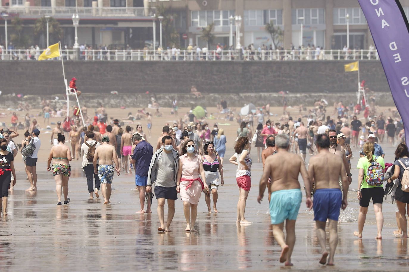 Asturias ha vivido una calurosa mañana de domingo, con temperaturas que han rozado los 30 grados en algunos puntos de la región; una situación que podrá cambiar drásticamente de cara a las últimas horas del día. Por eso muchas personas han querido aprovechar las últimas horas de buen tiempo y han llenado playas y terrazas. Ya por la tarde la intensa niebla se ha adentrado en el Principado, que terminó por disuadir a los bañistas. 