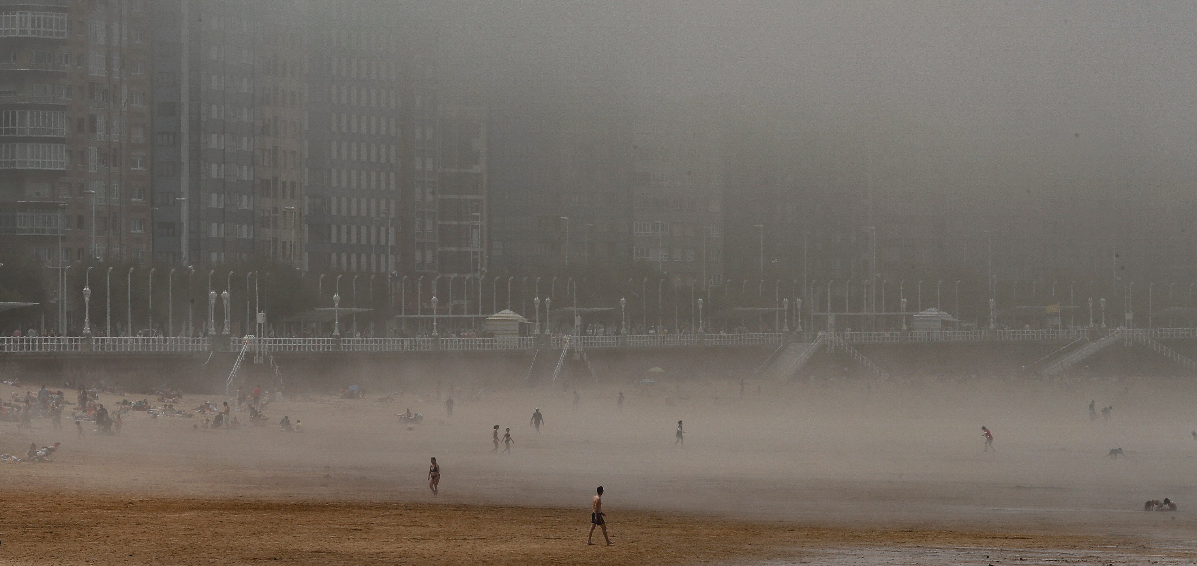 Asturias ha vivido una calurosa mañana de domingo, con temperaturas que han rozado los 30 grados en algunos puntos de la región; una situación que podrá cambiar drásticamente de cara a las últimas horas del día. Por eso muchas personas han querido aprovechar las últimas horas de buen tiempo y han llenado playas y terrazas. Ya por la tarde la intensa niebla se ha adentrado en el Principado, que terminó por disuadir a los bañistas. 