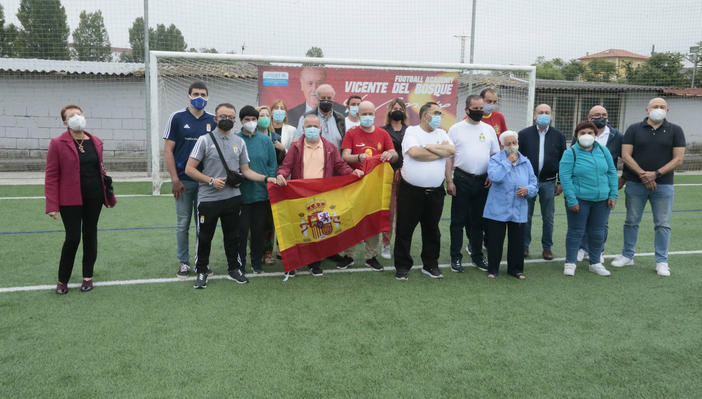 Vicente del Bosque, seleccionador nacional de fútbol con el que España ganó su primer y único Mundial del deporte rey, ha impartido este domingo una 'master class' frente a un centenar de niños y niñas de Noreña. 