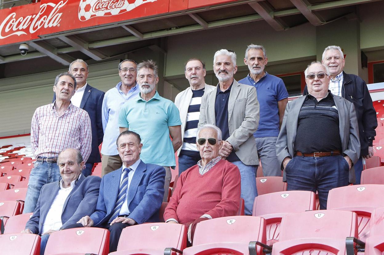 Representación de la plantilla y la directiva del Sporting en esa final de 1981, esta semana, en El Molinón. En la fila de atrás, Joaquín, Abel, Cundi, Jiménez y Enzo Ferrero. En la fila intermedia, David, Claudio, Redondo y Juan Díaz Zarracina, utillero del equipo durante 42 años. Y delante, sentados, Antonio Díaz (directivo), Manuel Vega-Arango (presidente) y Roberto Entrialgo (directivo). 