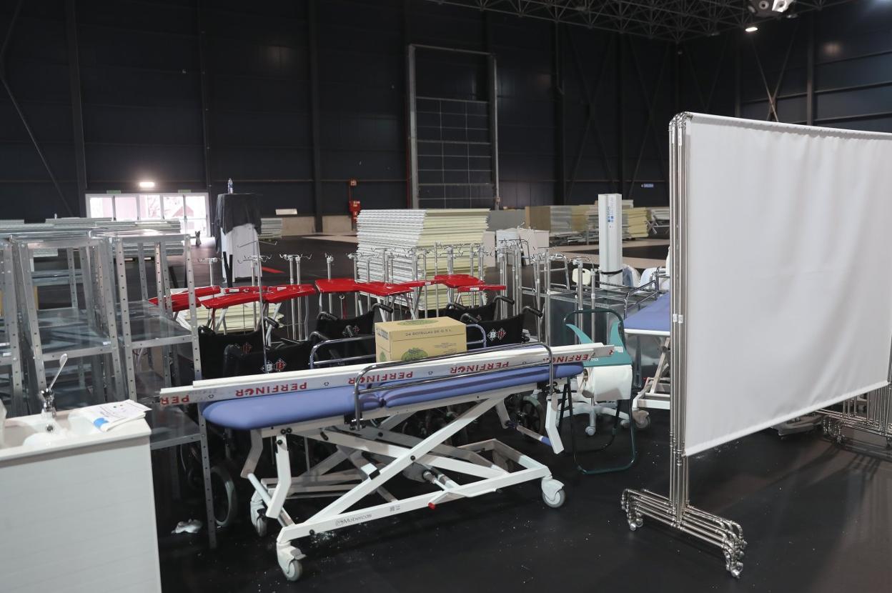 Camillas, estanterías y paneles, a la espera de ser trasladados a otras instalaciones hospitalarias. 