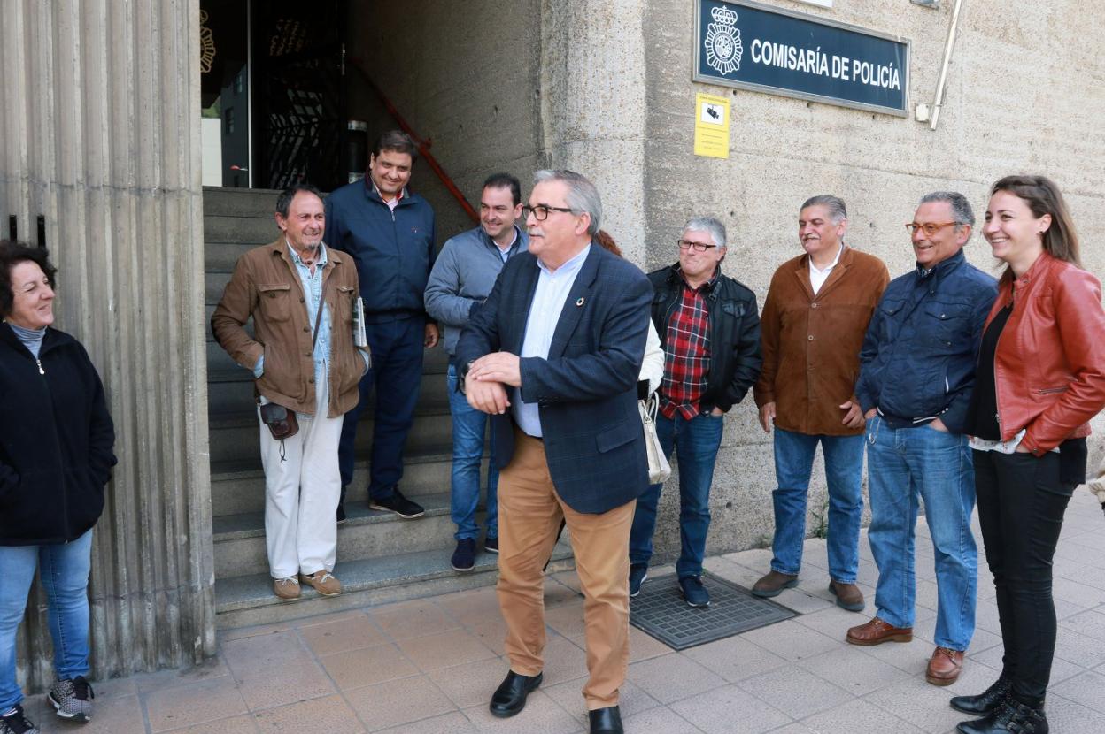 Aníbal Vázquez, rodeado de compañeros tras presentar la denuncia en la comisaría en 2019. 