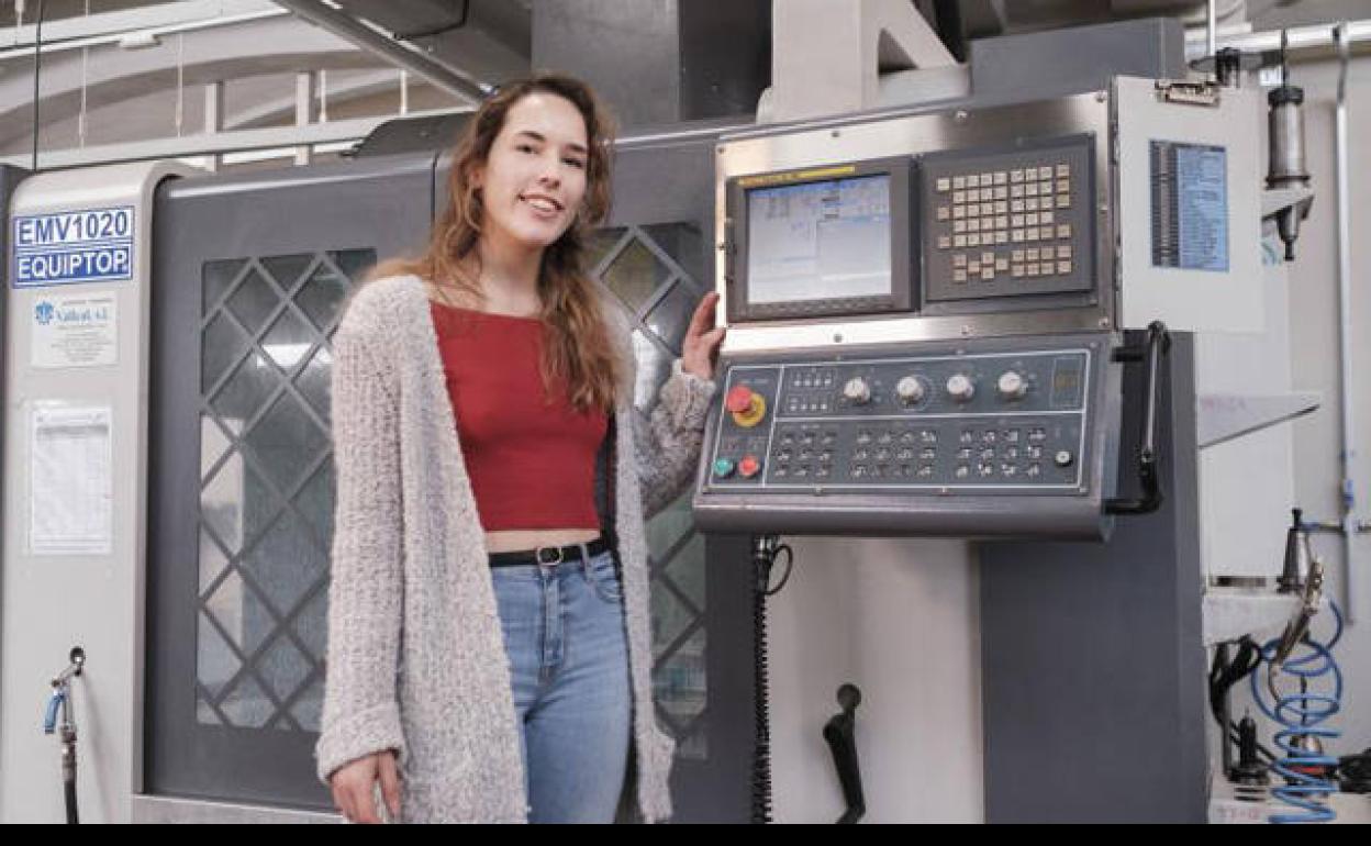 Carla Lobato, con el diseño de una pieza.