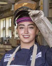 Imagen secundaria 2 - Arriba, Beatriz Ocaña, entre madera y muebles; abajo, Alejandra Berdayes, tornera fresadora, y Naiara Soengas, en el taller de soldadura. 