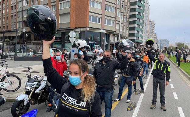 Asistentes a la concentración de motoristas en Gijón.