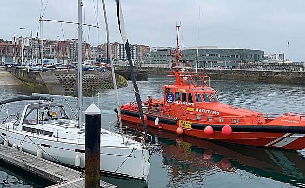 Salvamento remolca un velero que había quedado a la deriva en Gijón