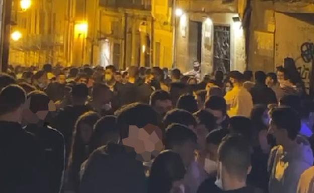 Jóvenes en la calle Mon de Oviedo, anoche.