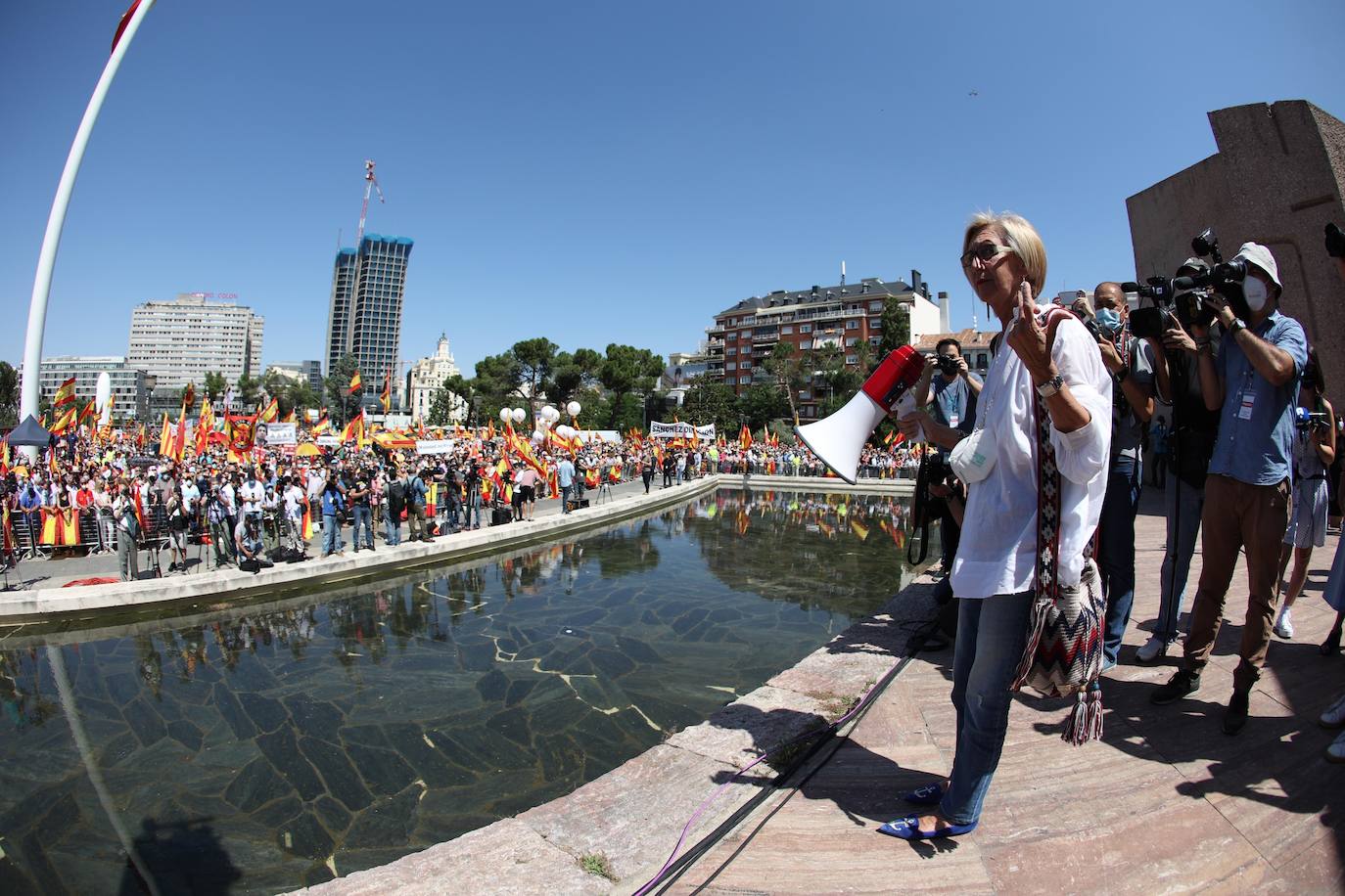 Miles de personas se han manifestado en la plaza de Colón de Madrid contra los indultos a los presos del procés. Entre los asistentes, los líderes del PP, Pablo Casado, Vox, Santiago Abascal, y Ciudadanos, Inés Arrimadas.