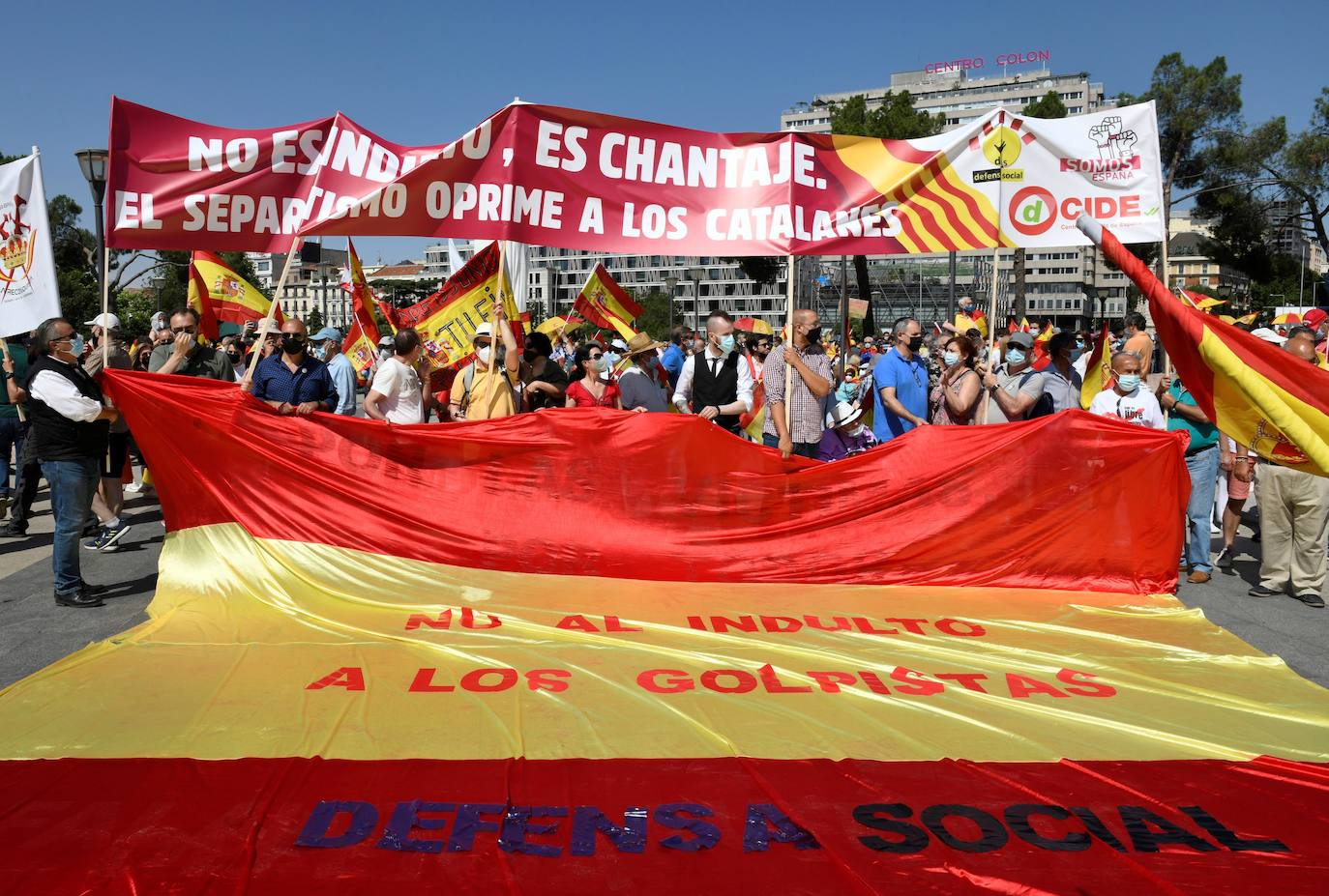 Miles de personas se han manifestado en la plaza de Colón de Madrid contra los indultos a los presos del procés. Entre los asistentes, los líderes del PP, Pablo Casado, Vox, Santiago Abascal, y Ciudadanos, Inés Arrimadas.