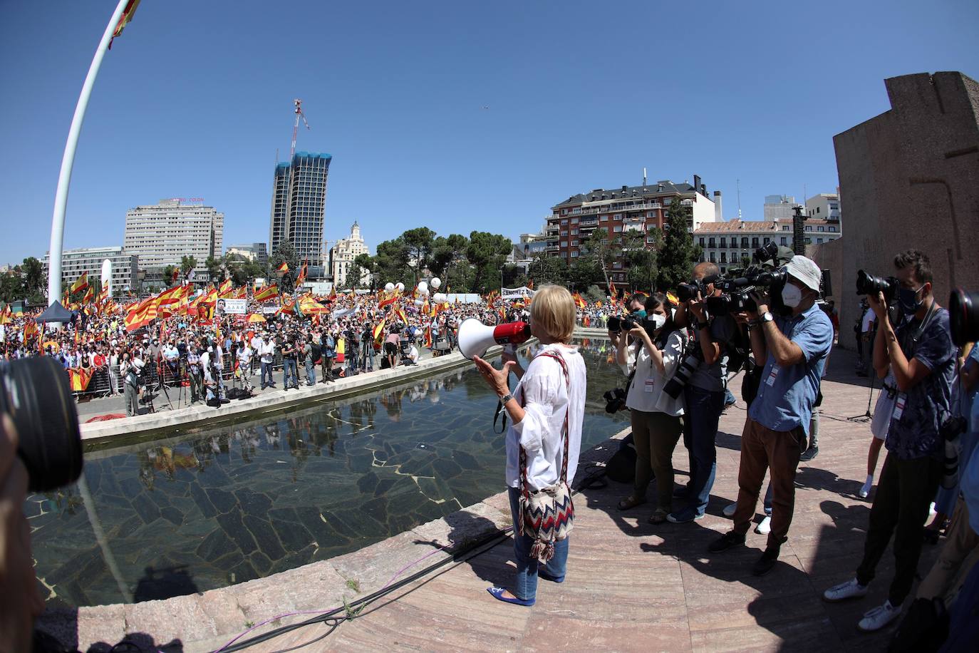 Miles de personas se han manifestado en la plaza de Colón de Madrid contra los indultos a los presos del procés. Entre los asistentes, los líderes del PP, Pablo Casado, Vox, Santiago Abascal, y Ciudadanos, Inés Arrimadas.