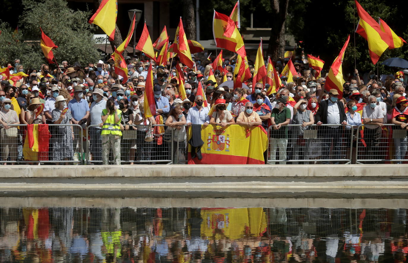 Miles de personas se han manifestado en la plaza de Colón de Madrid contra los indultos a los presos del procés. Entre los asistentes, los líderes del PP, Pablo Casado, Vox, Santiago Abascal, y Ciudadanos, Inés Arrimadas.