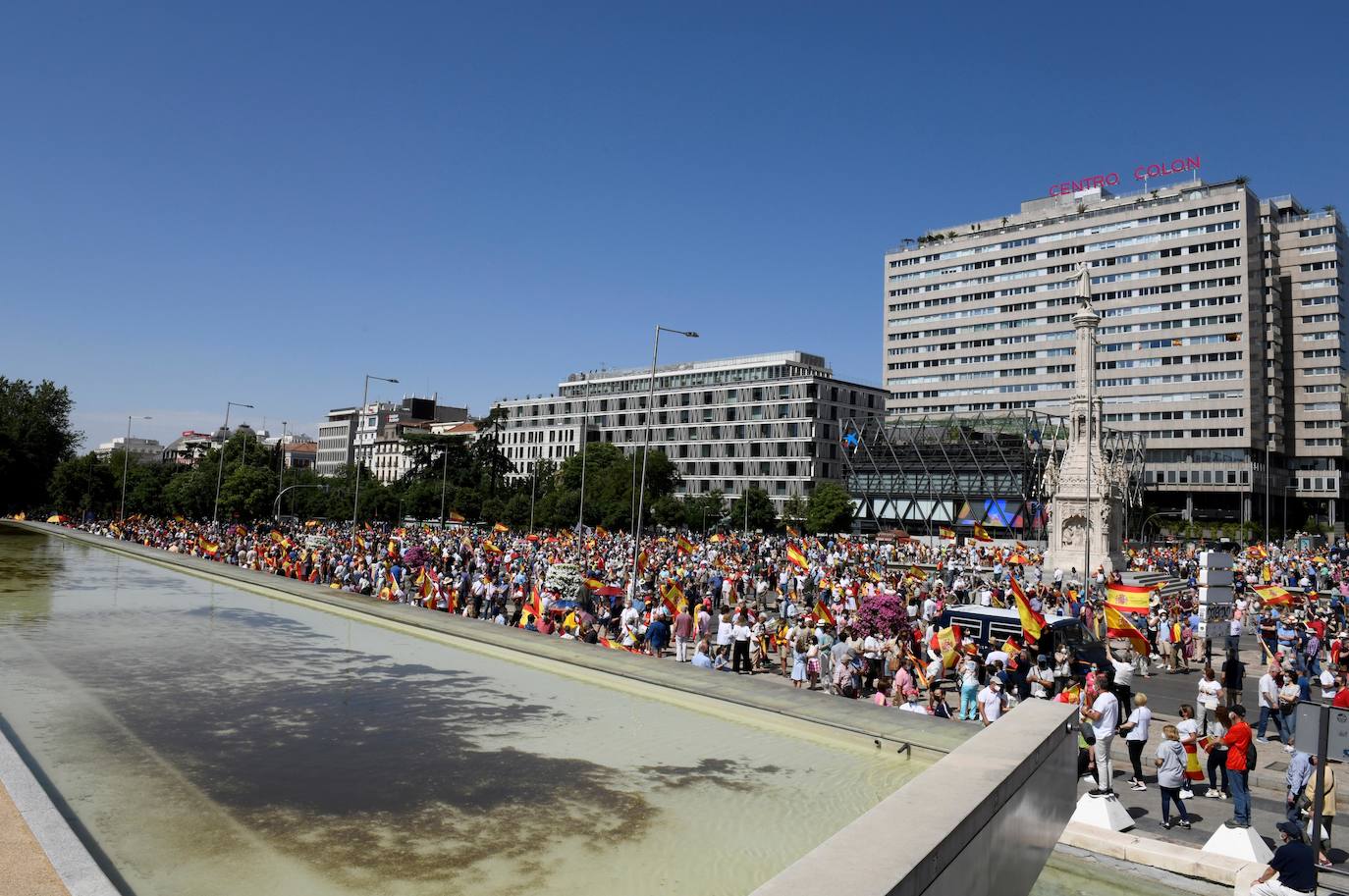 Miles de personas se han manifestado en la plaza de Colón de Madrid contra los indultos a los presos del procés. Entre los asistentes, los líderes del PP, Pablo Casado, Vox, Santiago Abascal, y Ciudadanos, Inés Arrimadas.