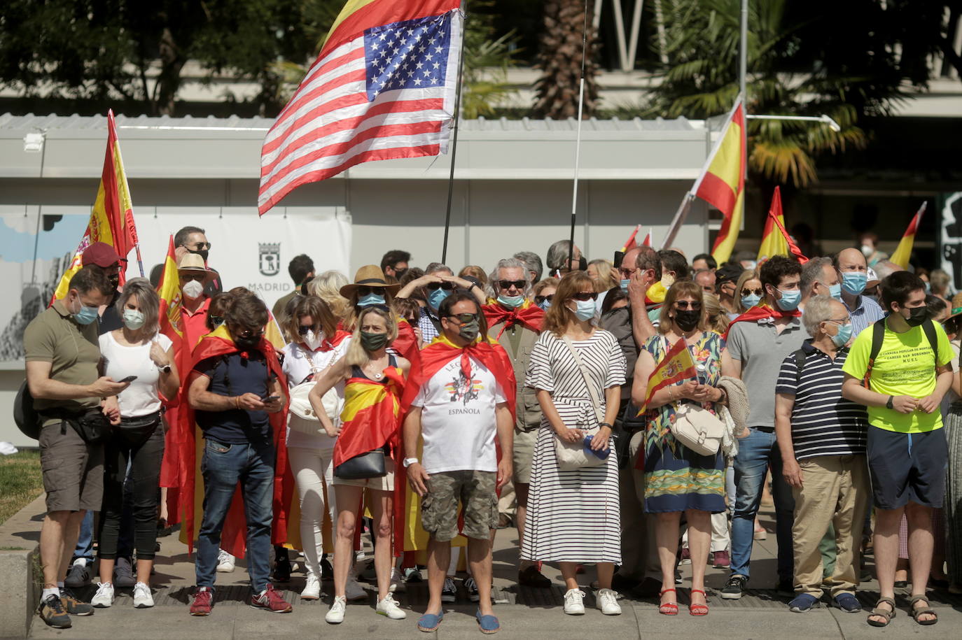 Miles de personas se han manifestado en la plaza de Colón de Madrid contra los indultos a los presos del procés. Entre los asistentes, los líderes del PP, Pablo Casado, Vox, Santiago Abascal, y Ciudadanos, Inés Arrimadas.