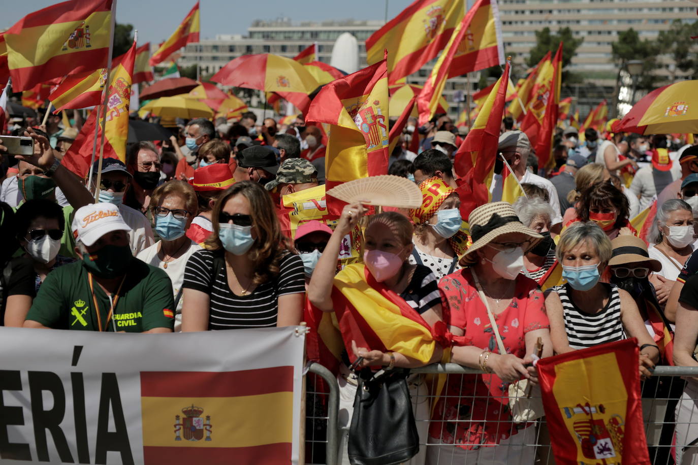 Miles de personas se han manifestado en la plaza de Colón de Madrid contra los indultos a los presos del procés. Entre los asistentes, los líderes del PP, Pablo Casado, Vox, Santiago Abascal, y Ciudadanos, Inés Arrimadas.