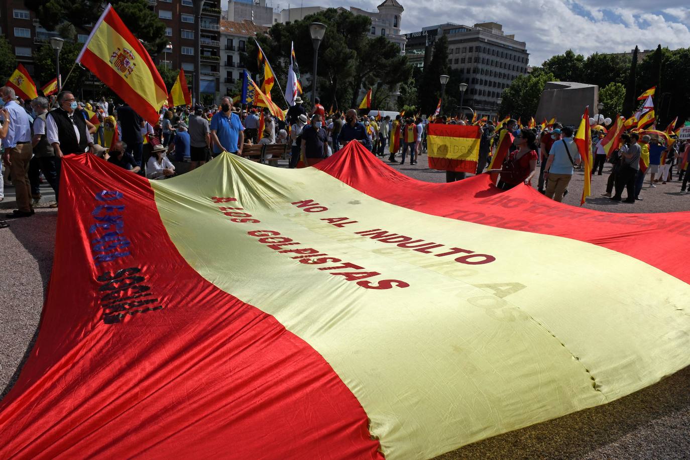 Miles de personas se han manifestado en la plaza de Colón de Madrid contra los indultos a los presos del procés. Entre los asistentes, los líderes del PP, Pablo Casado, Vox, Santiago Abascal, y Ciudadanos, Inés Arrimadas.
