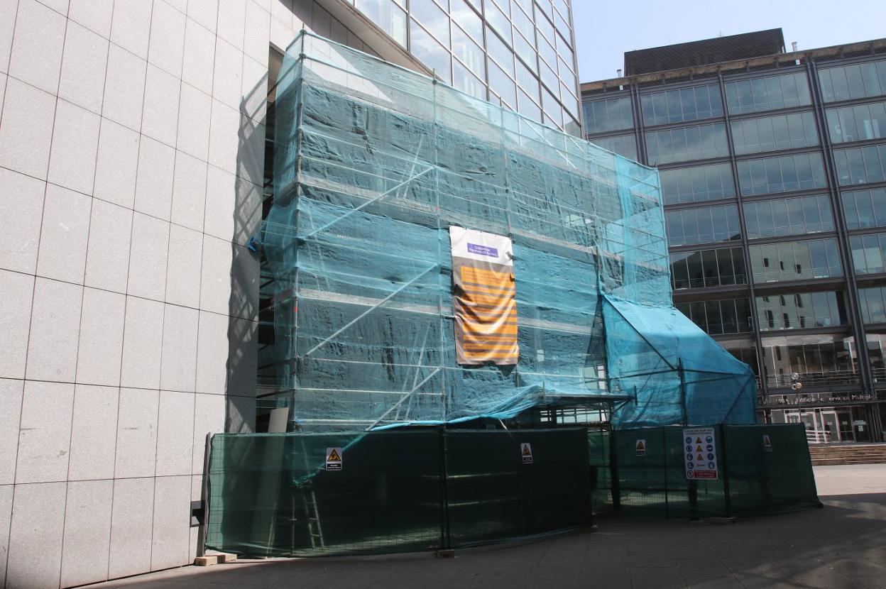 Andamios para acometer las obras de arreglo de la fachada de los juzgados de Llamaquique, en Oviedo. 