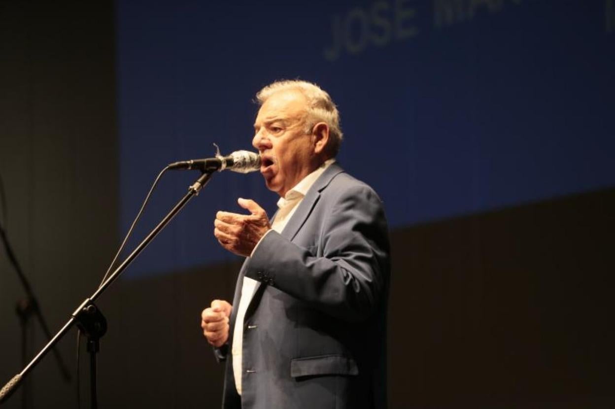 El mierense José Manuel García Álvarez en plena actuación en el auditorio de Lugones. 