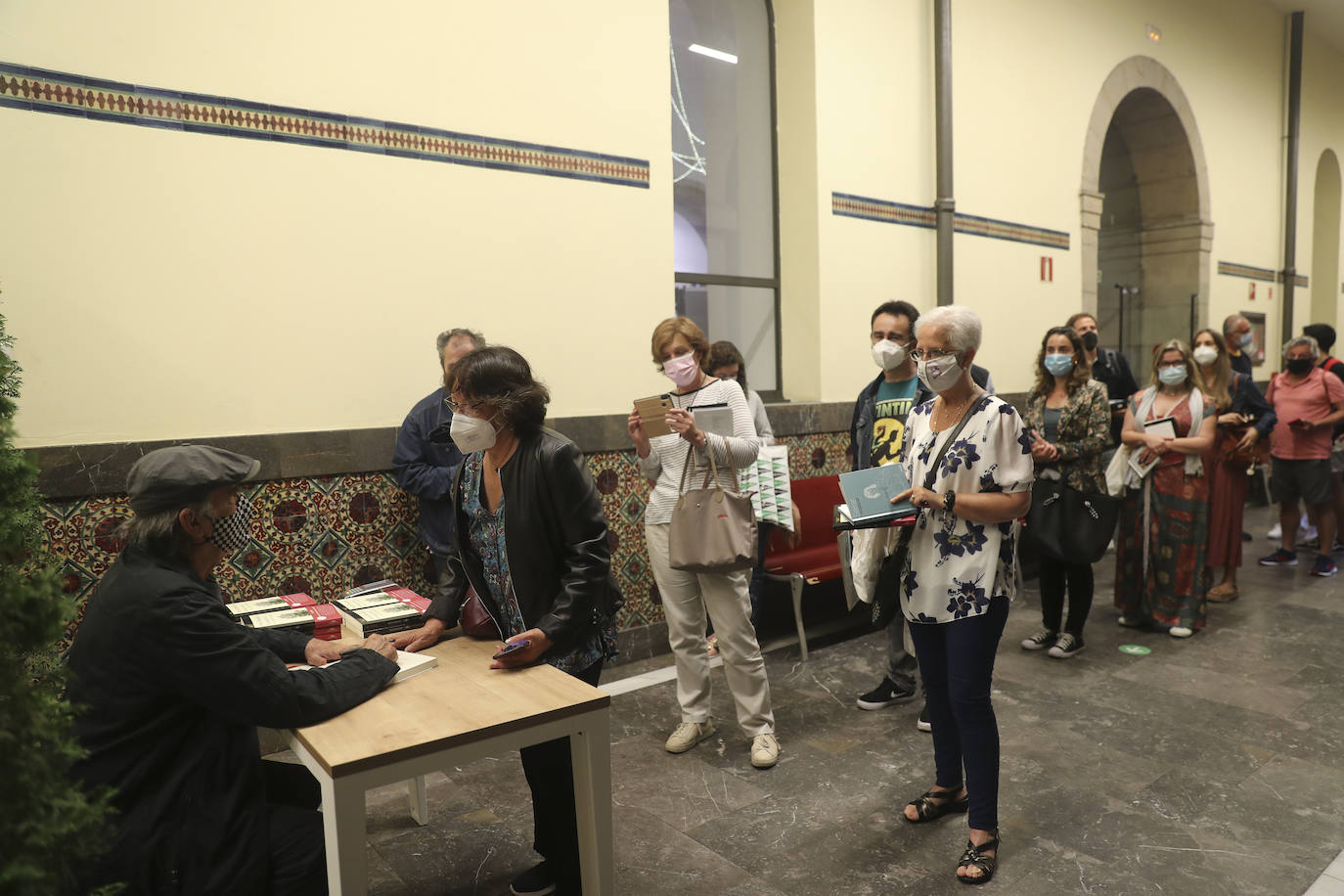 Joan Manuel Serrat presentó en el prolegómeno de la Feria del Libro de Gijón la antología de la obra de su amigo Mario Benedetti.