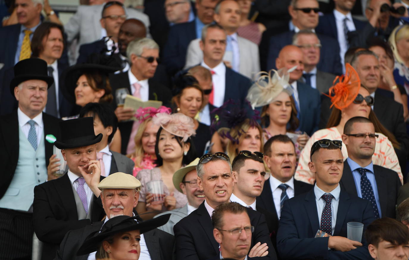 Las carreras de caballos de Ascot representan uno de los grandes acontecimientos sociales del Reino Unido. Durante tres jornadas la alta sociedad británica se reune en esta cita ecuestre que se ha convertido en un espectáculo de lujo, glamour y excesos donde los sombreros son los protagonistas. 