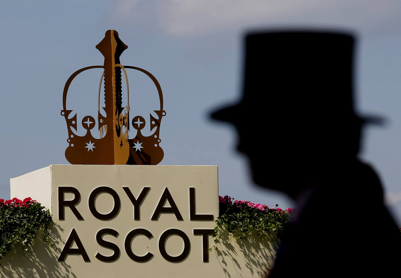 Las carreras de caballos de Ascot representan uno de los grandes acontecimientos sociales del Reino Unido. Durante tres jornadas la alta sociedad británica se reune en esta cita ecuestre que se ha convertido en un espectáculo de lujo, glamour y excesos donde los sombreros son los protagonistas. 