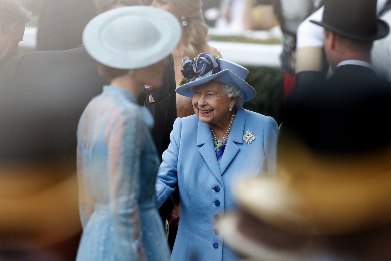 Las carreras de caballos de Ascot representan uno de los grandes acontecimientos sociales del Reino Unido. Durante tres jornadas la alta sociedad británica se reune en esta cita ecuestre que se ha convertido en un espectáculo de lujo, glamour y excesos donde los sombreros son los protagonistas. 