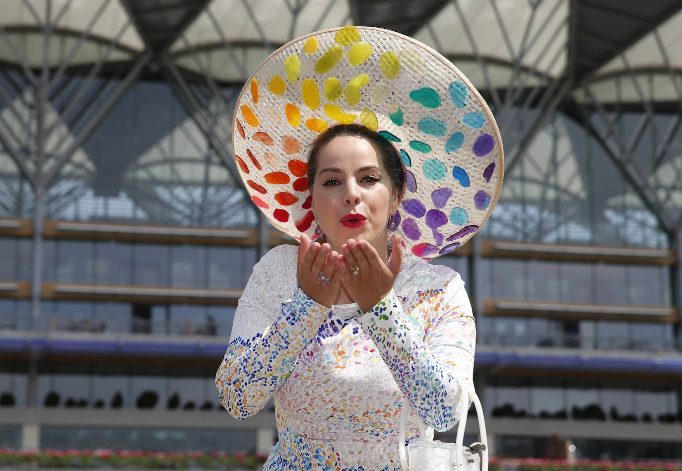 Las carreras de caballos de Ascot representan uno de los grandes acontecimientos sociales del Reino Unido. Durante tres jornadas la alta sociedad británica se reune en esta cita ecuestre que se ha convertido en un espectáculo de lujo, glamour y excesos donde los sombreros son los protagonistas. 