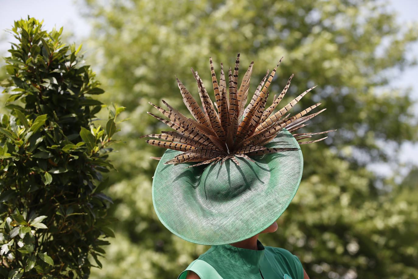 Las carreras de caballos de Ascot representan uno de los grandes acontecimientos sociales del Reino Unido. Durante tres jornadas la alta sociedad británica se reune en esta cita ecuestre que se ha convertido en un espectáculo de lujo, glamour y excesos donde los sombreros son los protagonistas. 