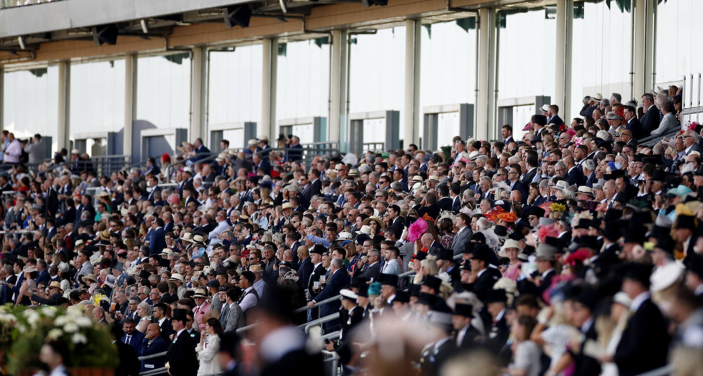 Las carreras de caballos de Ascot representan uno de los grandes acontecimientos sociales del Reino Unido. Durante tres jornadas la alta sociedad británica se reune en esta cita ecuestre que se ha convertido en un espectáculo de lujo, glamour y excesos donde los sombreros son los protagonistas. 