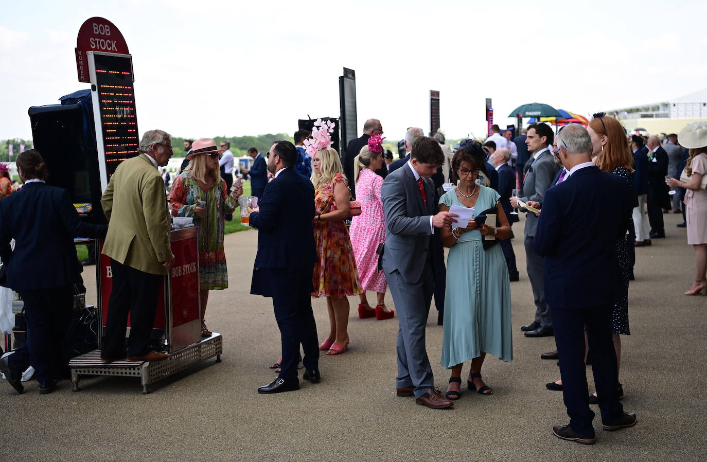 Las carreras de caballos de Ascot representan uno de los grandes acontecimientos sociales del Reino Unido. Durante tres jornadas la alta sociedad británica se reune en esta cita ecuestre que se ha convertido en un espectáculo de lujo, glamour y excesos donde los sombreros son los protagonistas. 