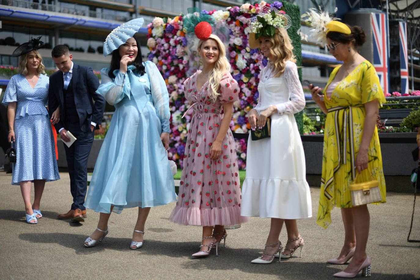 Las carreras de caballos de Ascot representan uno de los grandes acontecimientos sociales del Reino Unido. Durante tres jornadas la alta sociedad británica se reune en esta cita ecuestre que se ha convertido en un espectáculo de lujo, glamour y excesos donde los sombreros son los protagonistas. 