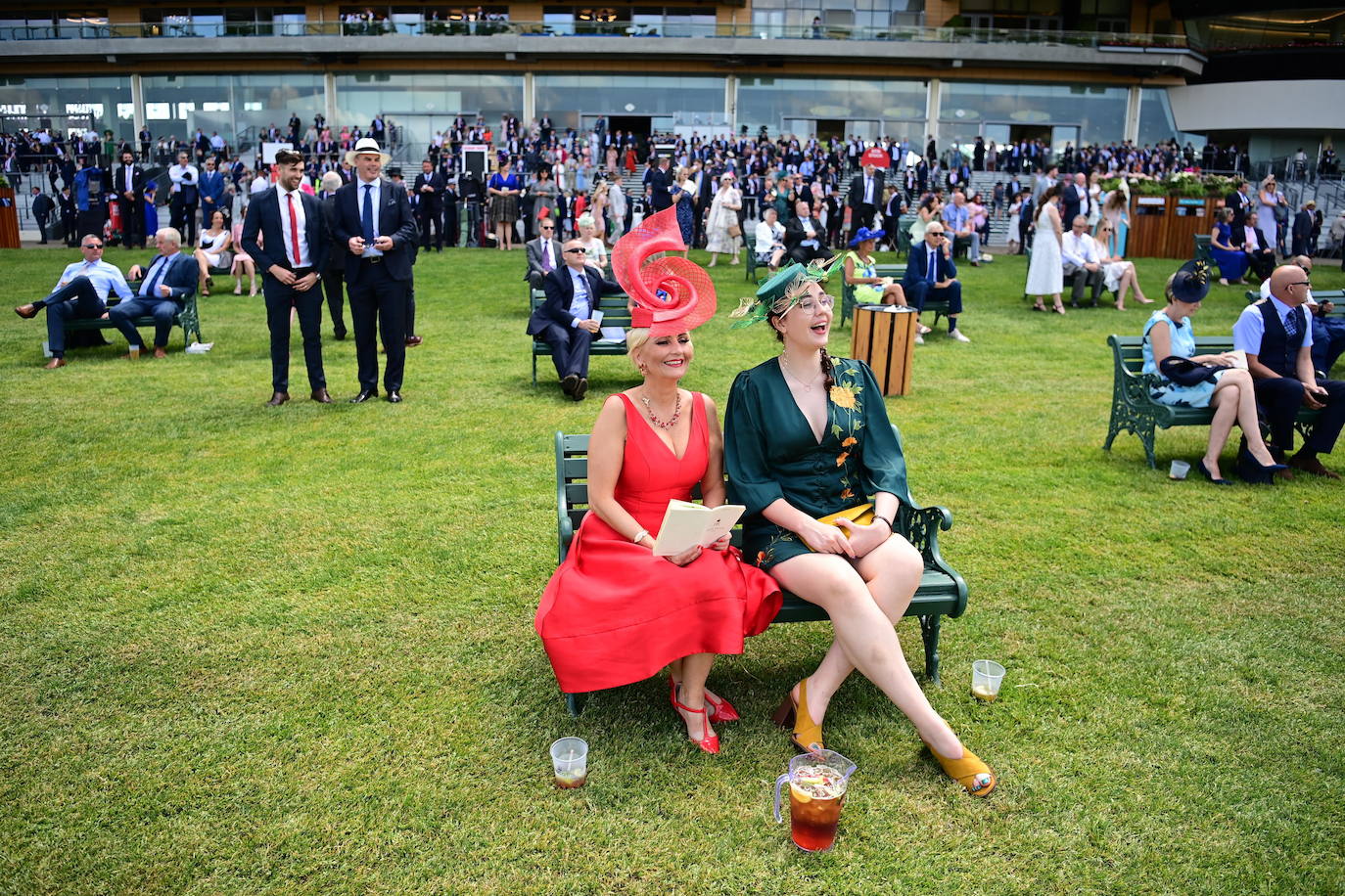 Las carreras de caballos de Ascot representan uno de los grandes acontecimientos sociales del Reino Unido. Durante tres jornadas la alta sociedad británica se reune en esta cita ecuestre que se ha convertido en un espectáculo de lujo, glamour y excesos donde los sombreros son los protagonistas. 