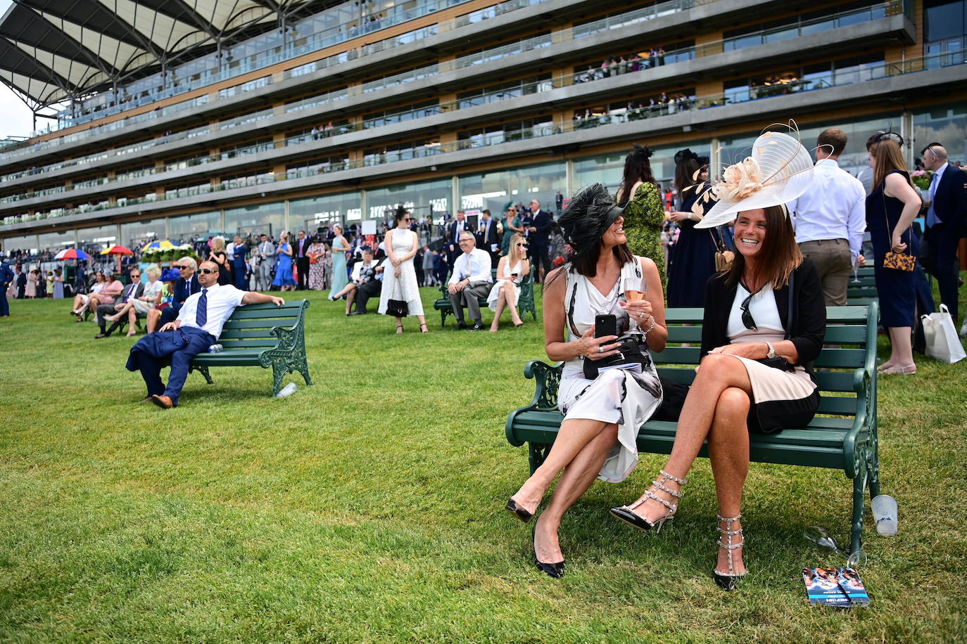 Las carreras de caballos de Ascot representan uno de los grandes acontecimientos sociales del Reino Unido. Durante tres jornadas la alta sociedad británica se reune en esta cita ecuestre que se ha convertido en un espectáculo de lujo, glamour y excesos donde los sombreros son los protagonistas. 