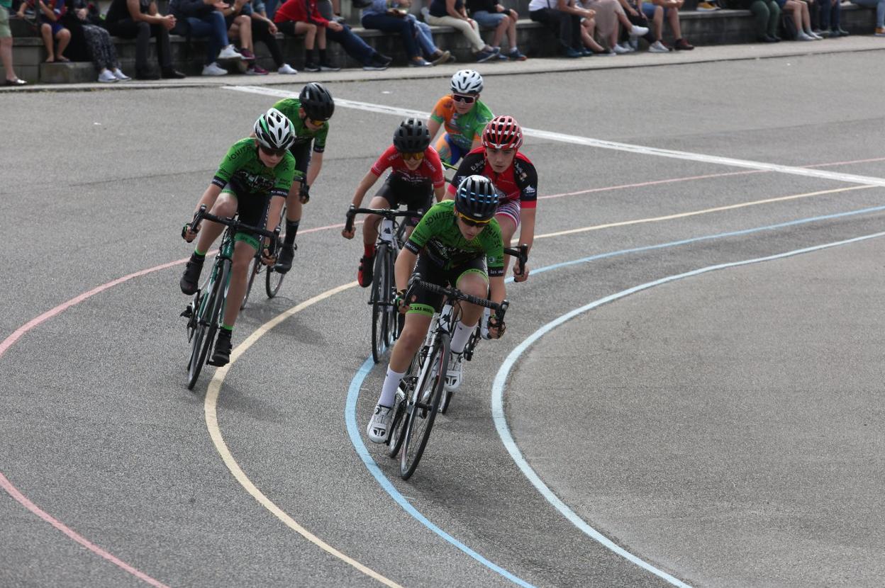 Seis corredores se vigilan de cerca antes de afrontar un e. 
