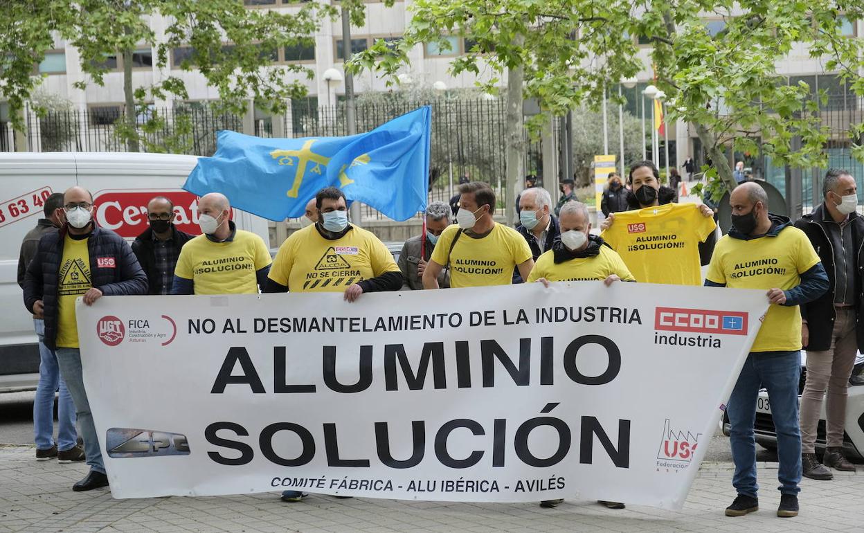 La Audiencia condena a Alcoa a indemnizar o recolocar a los trabajadores