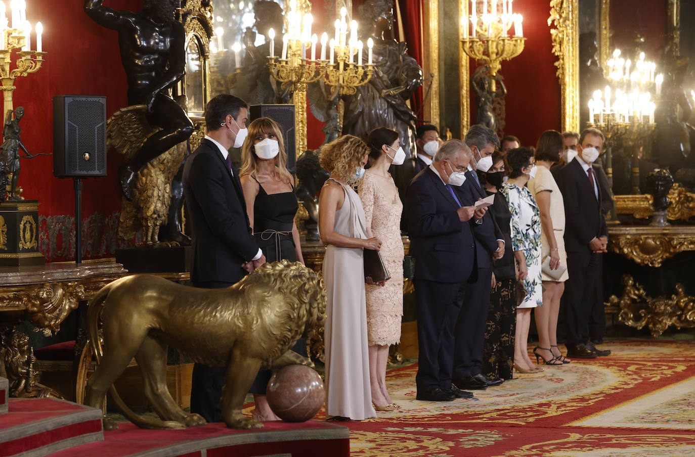 Las máximas autoridades del Estado asistieron a la cena de honor ofrecida al presidente de Corea del Sur, Moon Jae In, de visita oficial en España. Moon y la primera dama surcoreana fueron recibidos a primera hora de la tarde en la Plaza de la Armería del Palacio Real de Madrid con honores militares.