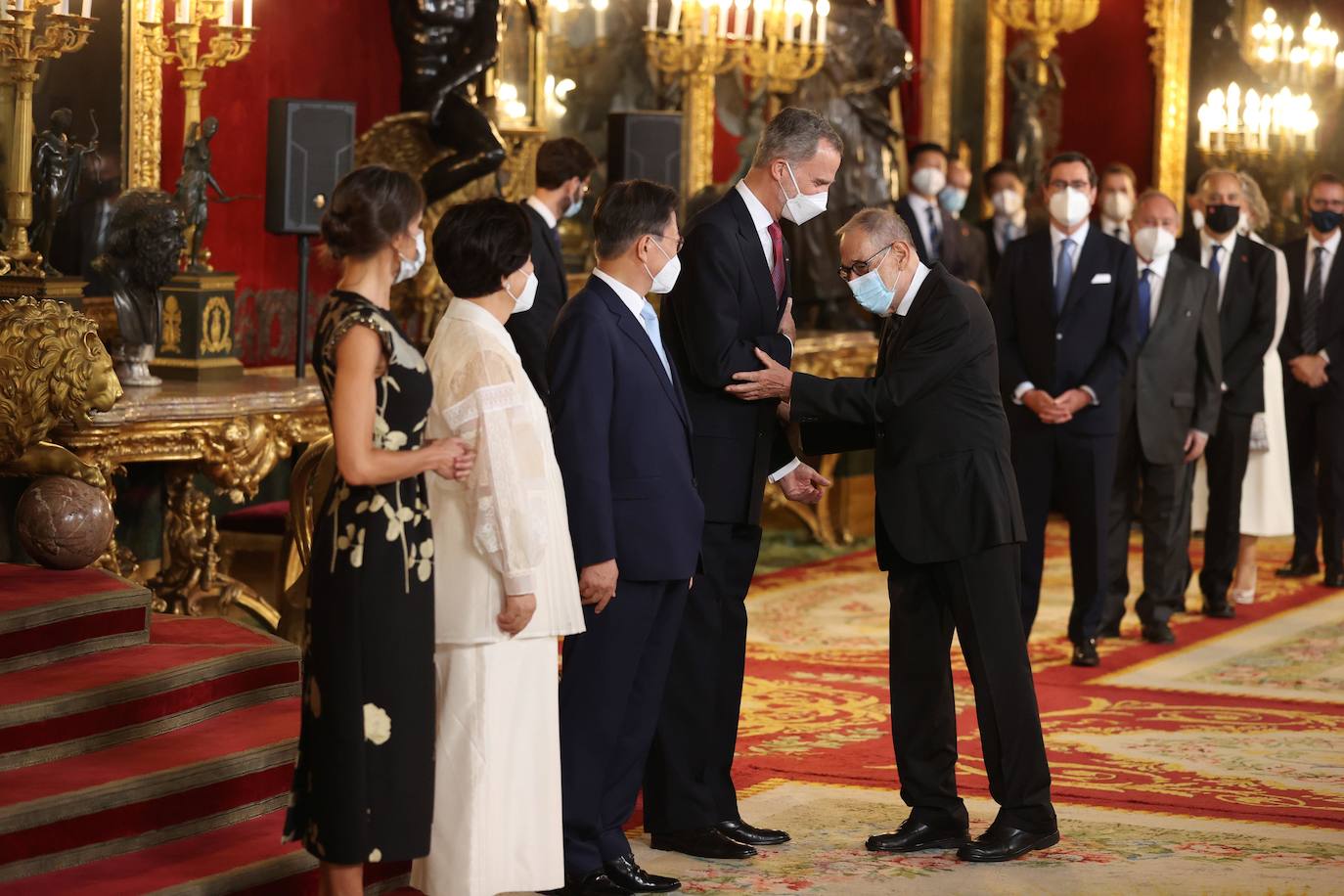 Las máximas autoridades del Estado asistieron a la cena de honor ofrecida al presidente de Corea del Sur, Moon Jae In, de visita oficial en España. Moon y la primera dama surcoreana fueron recibidos a primera hora de la tarde en la Plaza de la Armería del Palacio Real de Madrid con honores militares.