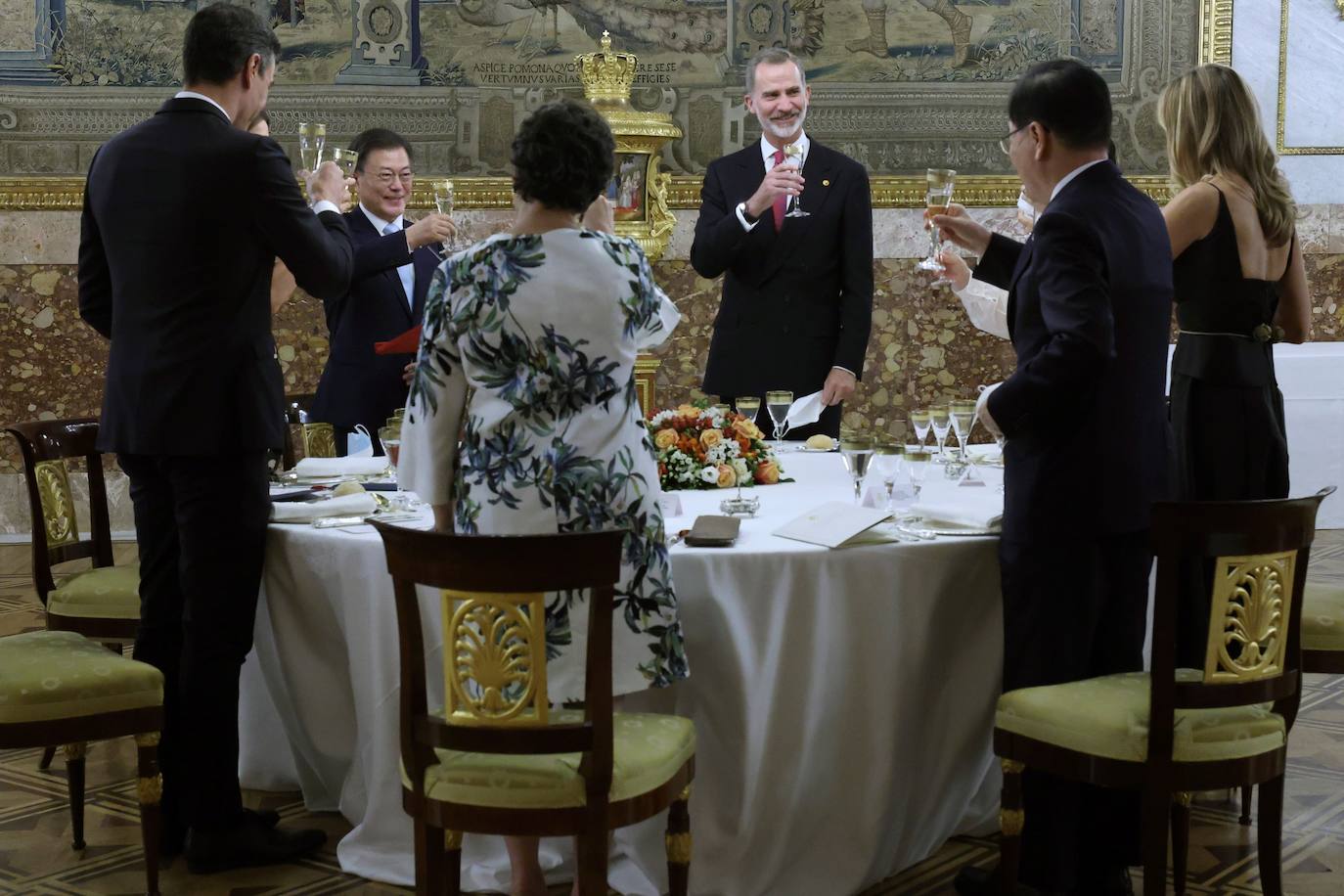Las máximas autoridades del Estado asistieron a la cena de honor ofrecida al presidente de Corea del Sur, Moon Jae In, de visita oficial en España. Moon y la primera dama surcoreana fueron recibidos a primera hora de la tarde en la Plaza de la Armería del Palacio Real de Madrid con honores militares.