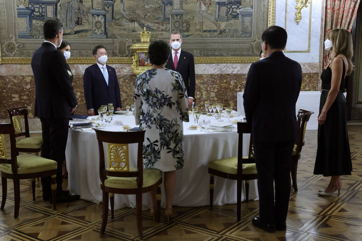 Las máximas autoridades del Estado asistieron a la cena de honor ofrecida al presidente de Corea del Sur, Moon Jae In, de visita oficial en España. Moon y la primera dama surcoreana fueron recibidos a primera hora de la tarde en la Plaza de la Armería del Palacio Real de Madrid con honores militares.