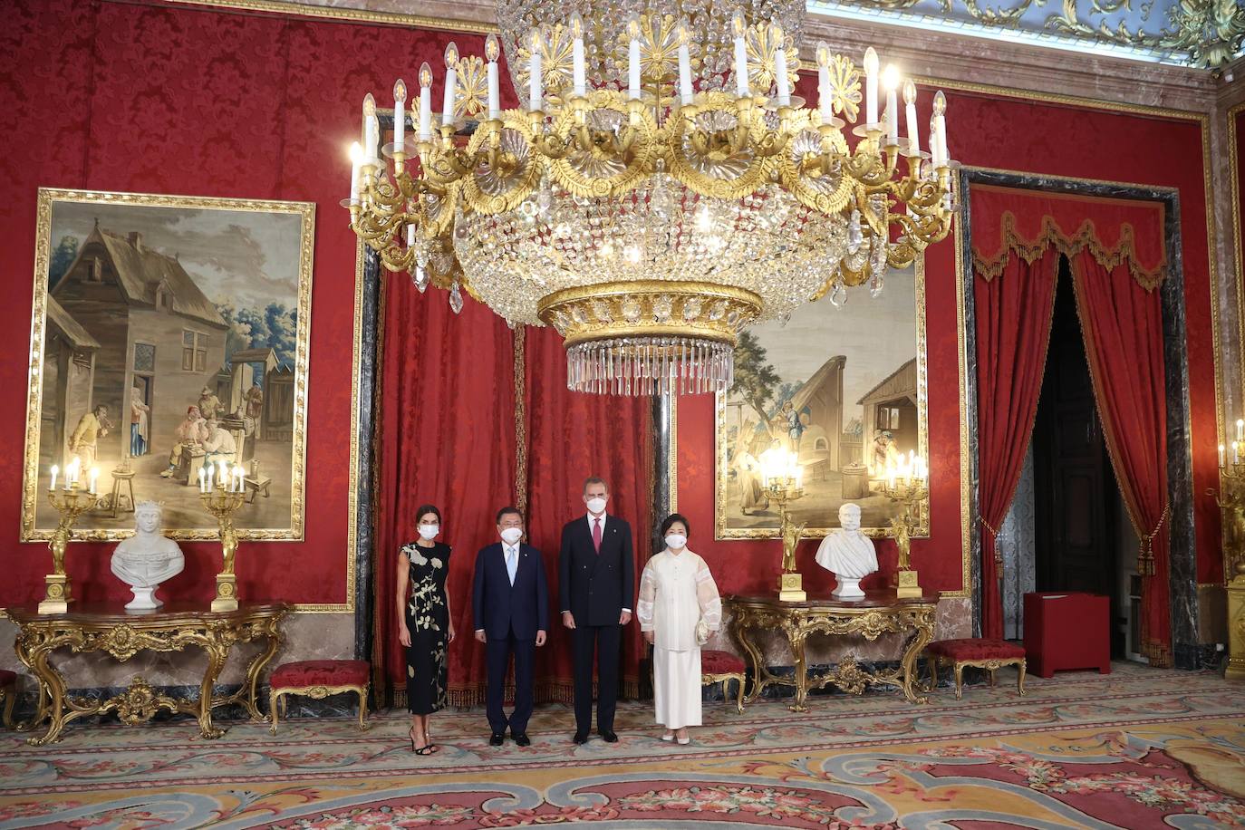 Las máximas autoridades del Estado asistieron a la cena de honor ofrecida al presidente de Corea del Sur, Moon Jae In, de visita oficial en España. Moon y la primera dama surcoreana fueron recibidos a primera hora de la tarde en la Plaza de la Armería del Palacio Real de Madrid con honores militares.